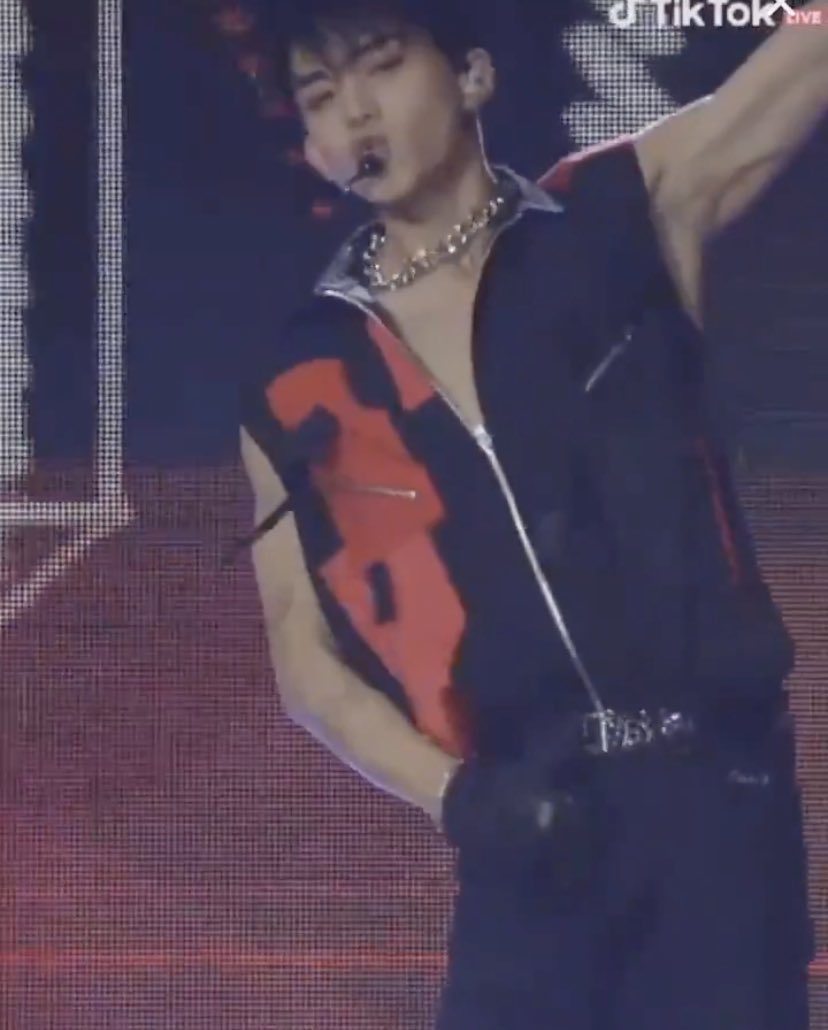clean_armpitS2's tweet photo. 제보) WayV 루카스 https://t.co/LWNOi4jOrQ