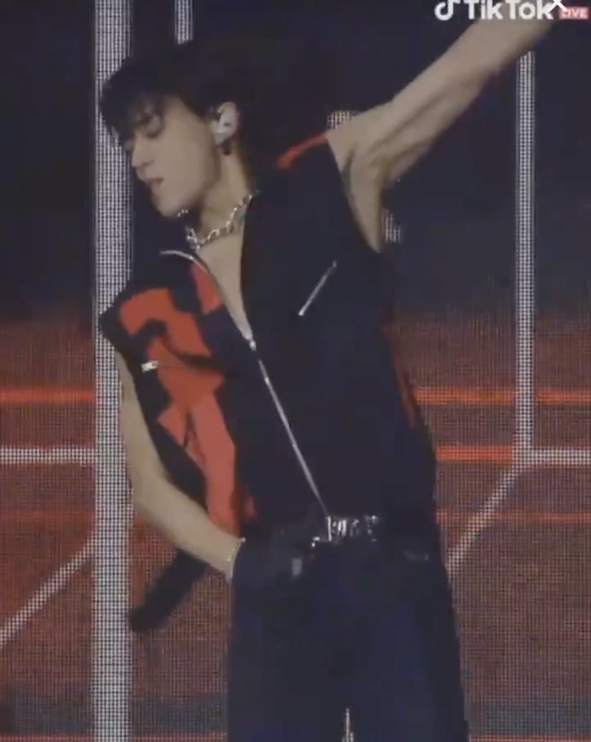 clean_armpitS2's tweet photo. 제보) WayV 루카스 https://t.co/LWNOi4jOrQ