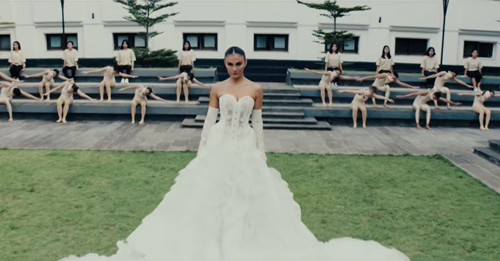 spinorbinmusic's tweet photo. Indonesian-born singer @AGNEZMO has released the music video for 'F Yo Love Song'. 🔥

Watch: https://t.co/GHF4FXu1CY https://t.co/3435k9j1Gl