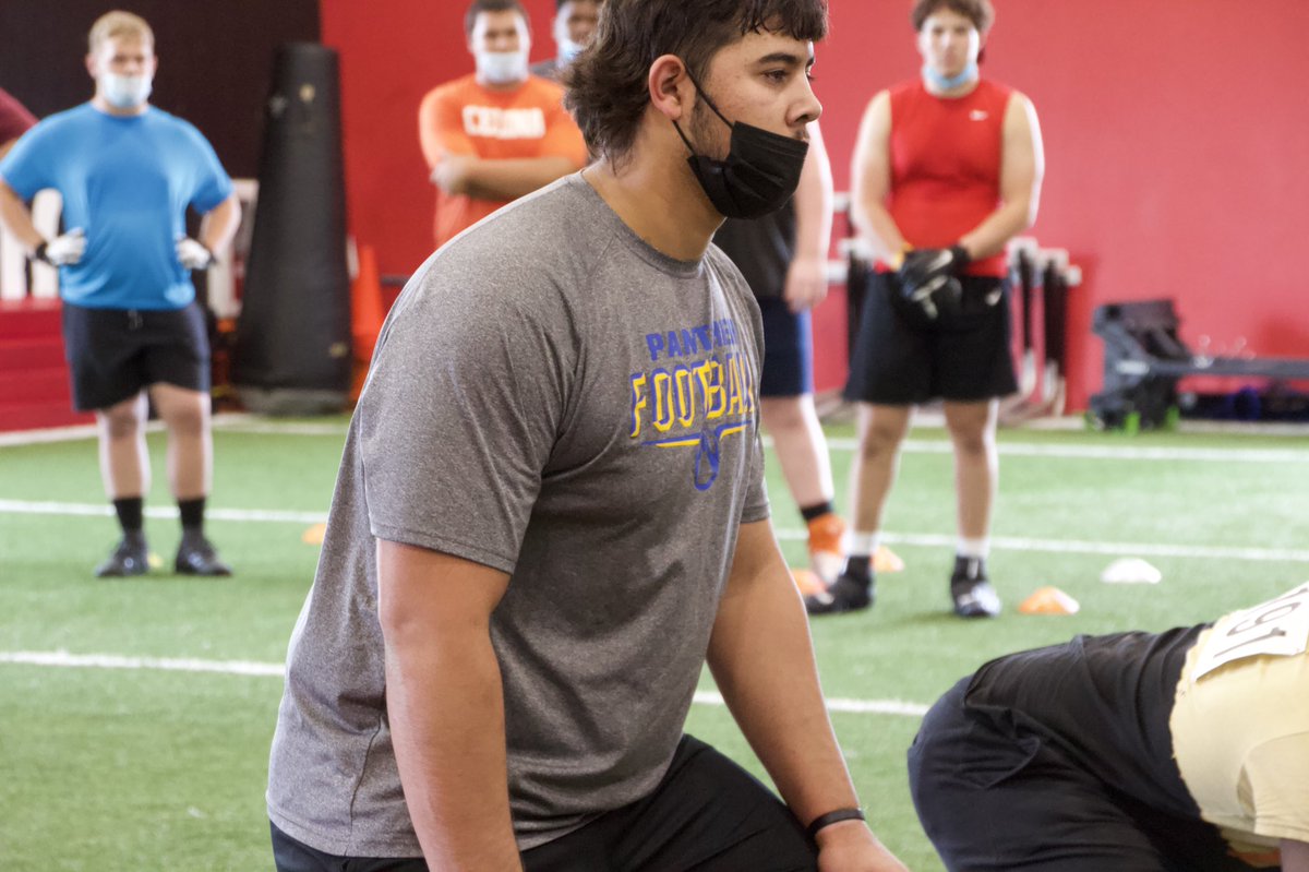 Marchen44's tweet photo. Trench Bulliez O-Line/D-Line 
Powered by @twftraining @BulliezTrench @TrustMyEyesO 
Few Shots of Big Time Competition 
#GettingCampReady 
#TrenchBulliez https://t.co/VPxQA8i8qW
