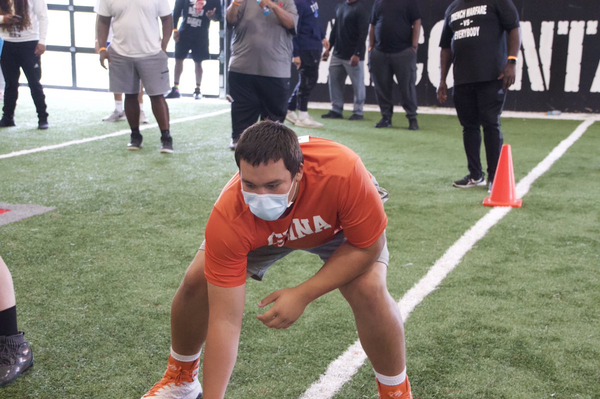 Marchen44's tweet photo. Trench Bulliez O-Line/D-Line 
Powered by @twftraining @BulliezTrench @TrustMyEyesO 
Few Shots of Big Time Competition 
#GettingCampReady 
#TrenchBulliez https://t.co/VPxQA8i8qW