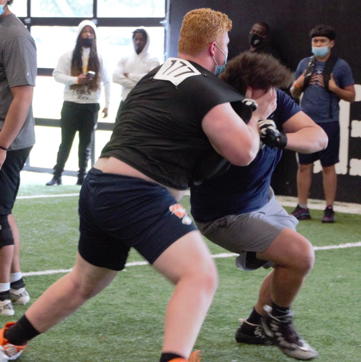 Marchen44's tweet photo. Trench Bulliez O-Line/D-Line 
Powered by @twftraining @BulliezTrench @TrustMyEyesO 
Few Shots of Big Time Competition 
#GettingCampReady 
#TrenchBulliez https://t.co/VPxQA8i8qW