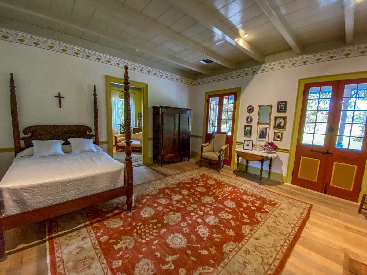 CultureTrekking's tweet photo. The Laura Plantation gives a fantastic &amp; balanced tour of both the finery and politics in the big house and the atrocities that happened with the slaves. It was hard not to cry about what I learned here...but learning &amp; listening is important... @LARiverParishes #slavehistory https://t.co/3nnNSPeNnY