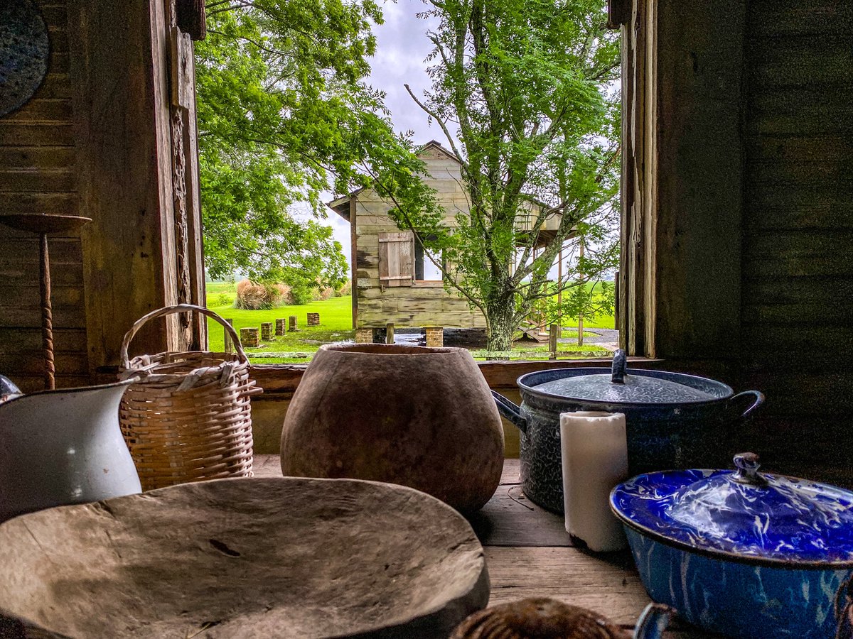 CultureTrekking's tweet photo. The Laura Plantation gives a fantastic &amp; balanced tour of both the finery and politics in the big house and the atrocities that happened with the slaves. It was hard not to cry about what I learned here...but learning &amp; listening is important... @LARiverParishes #slavehistory https://t.co/3nnNSPeNnY