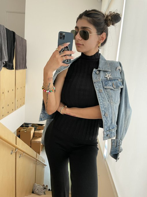 Really wanted a last mirror selfie in the iconic spot before we move, but the mirror was already packed<a href="/tag/freepalestine"class="tags"><span>#freepalestine</span></a>