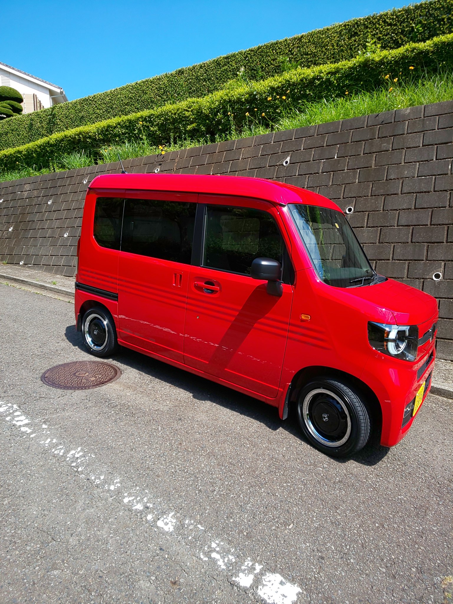 みやこし 赤n Van 納車時に間に合わなかったタイヤ ホイールへ履き替え N Box Slashの流用ですが 想像以上にハマッた 軽バン用インチアップタイヤなんで車検には通るけど 145 80r12 165 55r14なんてインチアップはさすがに走らんぞ 見た目優先だから