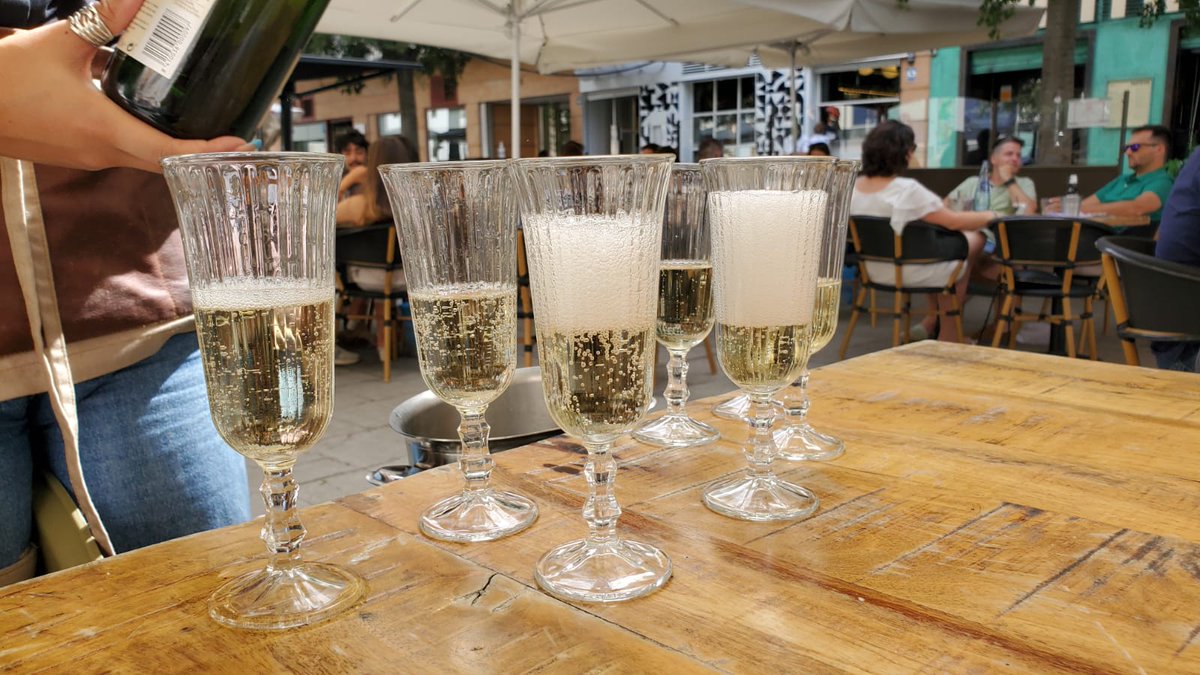 Delgado_Jose1's tweet photo. Estos de @burrocanaglia son únicos y te tratan como único también. ¡Qué celebración ayer! ¡Inolvidable! Y ellos colaboraron. ¡Gracias, chicos! #hummo https://t.co/Mu8HFh5f9V
