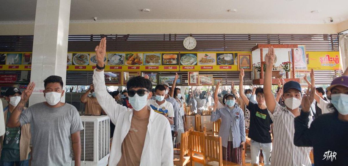 Choco19771813's tweet photo. The powerful crowd of Mandalay Coalition Strike staged a strike at a teashop chanting anti-coup slogans. Under the coup, even morning teatime becomes our revolution time to show our opposition of military regime. #May23Coup #WhatsHappeningInMyanmar https://t.co/uRaCmPrpaA https://t.co/tj7bWReWg1