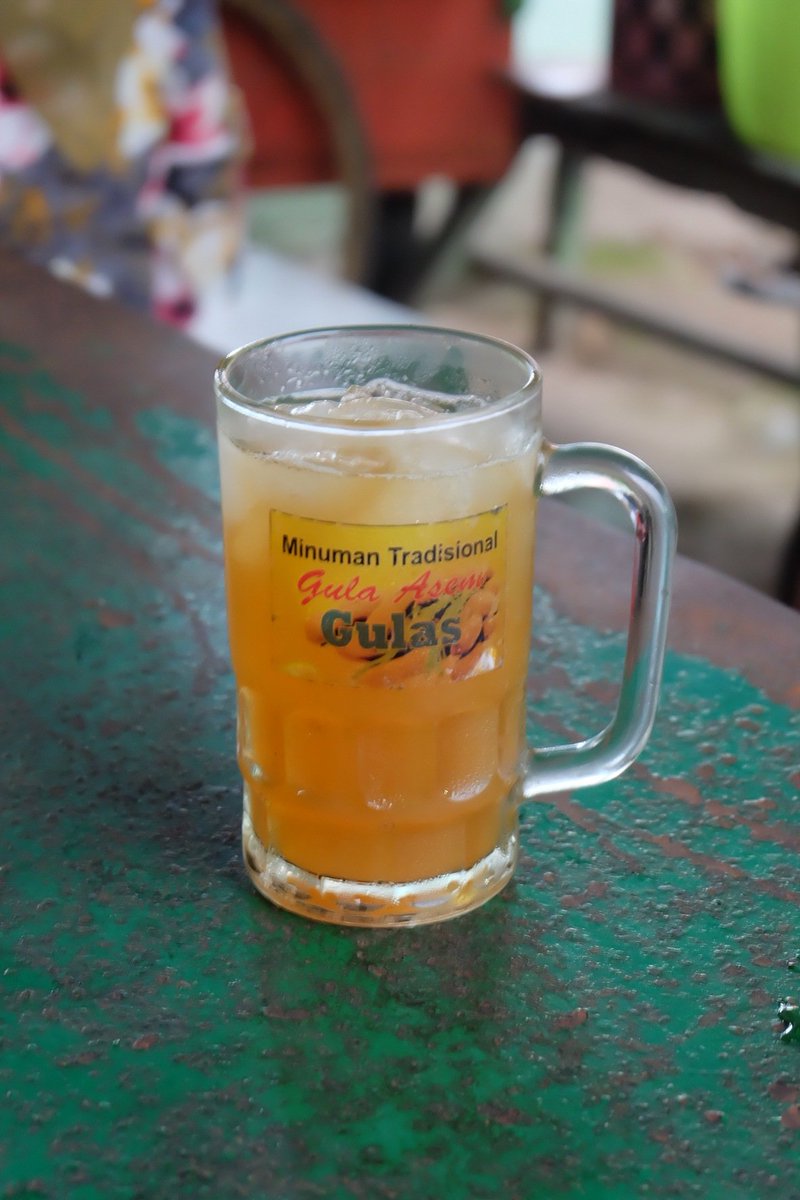 infotegal's tweet photo. Slawi siang ini "panase ora mufakat", mlipir dulu ke Tambun, pesen segelas es gulas. Minuman tradisional yang legend dari dulu. 

Rasa asem manisnya khas banget, ditambah es tambah seger lagi. 

Mau? 

#Tegal #Slawi #infotegal #kulinertegal #tegalculinary https://t.co/qf5fk6dn2w