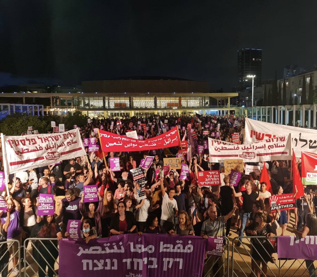 After two horrid weeks of violence, death &amp; sirens, a truly moving protest last night in TLV: Thousands of Jewish &amp; Palestinian Israelis stand together against war, occupation &amp; racism, shouting our hearts out. If u wish to help, consider supporting the incredible <a href="/omdimbeyachad/">עומדים ביחד نقف معًا Standing Together🟣</a>