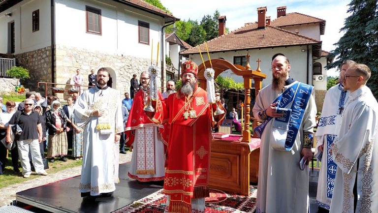 eparhijazicka's tweet photo. Храмовна слава и рукоположење у Манастиру Никоље
https://t.co/LxwSmspDNP
#svetaarhijerejskaliturgija
#episkopjustin
#episkop
#justin
#vladika
#rukopolozenje
#svestenik
#monah
#mladi
#nikola
#prenos
#mosti
#svetinikolaj
#manastir
#nikolje https://t.co/HbcWvxthD9