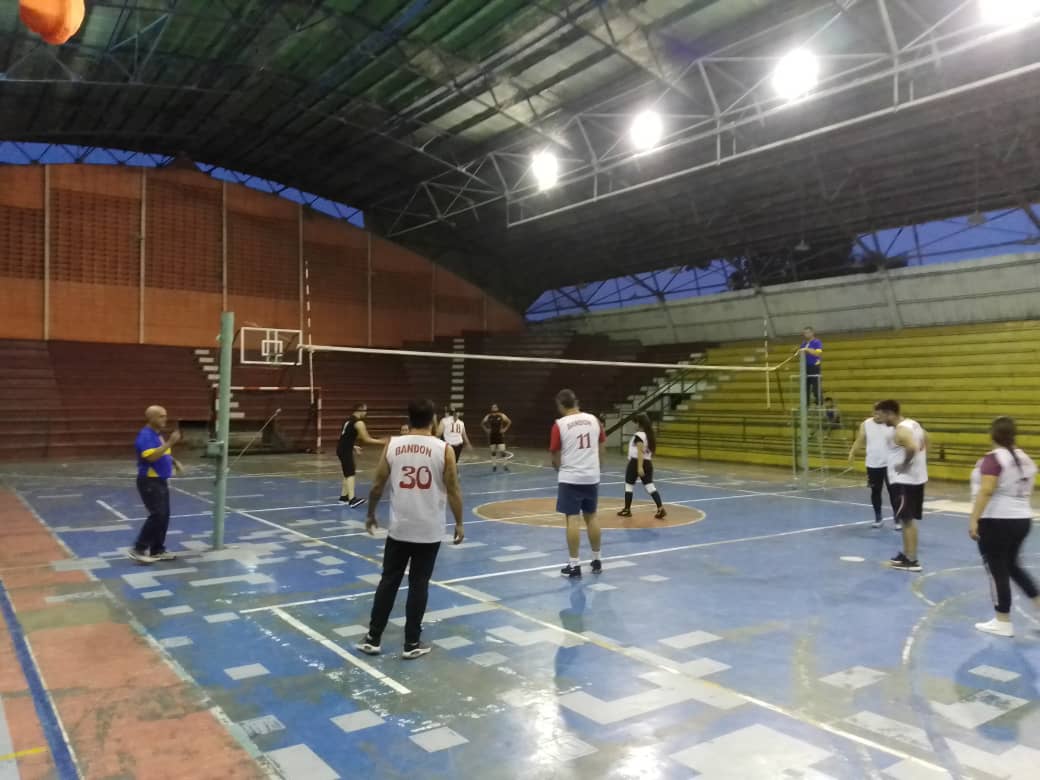 CRAJAUREGUI2's tweet photo. #22Mayo Participacion de la Prof @charlychaves Jefe de @ZonaEducTachira en los Juegos Intercomunidades que se desarrollan en el Municipio Jauregui organizados por la Direccion de d
Deporte de la  @gobiernojauregu ⚽🏀⚾ @MPPEDUCACION @FreddyBernal @Juntosxtachira1 @Crazet2011 https://t.co/L0of0vNG1p