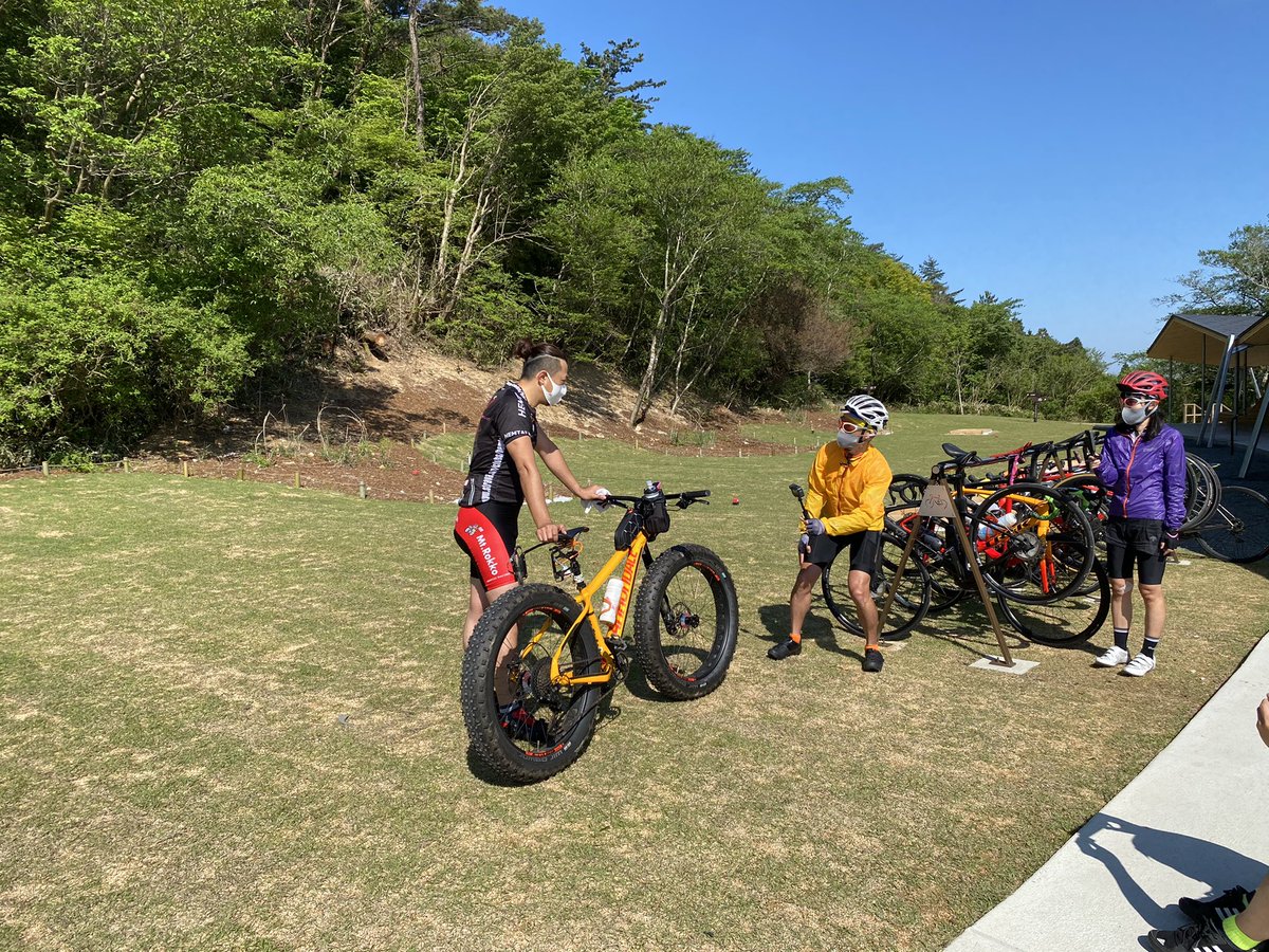 hiroshi0273's tweet photo. 今日は六甲山頂でカツオチャンネル100台目の愛車チェックに六甲山はぁはぁ倶楽部のCEOが❗️( ;´Д`) #マウンテンバイク #六甲山ヒルクライム #六甲山 #六甲山はぁはぁ倶楽部チームドクター #sworksepic #sworkstarmacsl7 #sworksroubaix #specializedfuse #六甲山はぁはぁ倶楽部 #変形性膝関節症 https://t.co/BFwk3H12zf