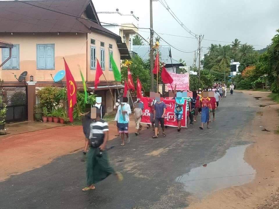 Choco19771813's tweet photo. Morning strike against dictatorship was staged in Dawei. Even in the face of repression and bad weather, Dawei has never given up.  #May23Coup #WhatsHappeningInMyanmar https://t.co/Z0AuJ2dIkK https://t.co/Qjcod6oz56