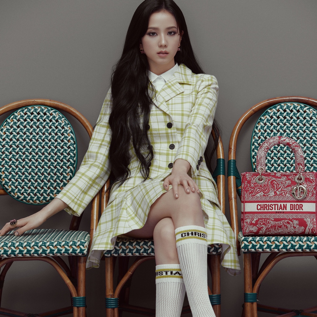 House ambassador JISOO brings Parisian style in #DiorFall21 on.dior.com/fall21 by Maria Grazia Chiuri to Elle Hong Kong in a leopard-print #DiorBarJacket, inspired by Monsieur Dior's muse Mizza Bricard, tangy 'Check'N'Dior' suit, #LadyDLite and 'D-Doll' shoes.
© Kim Hee June