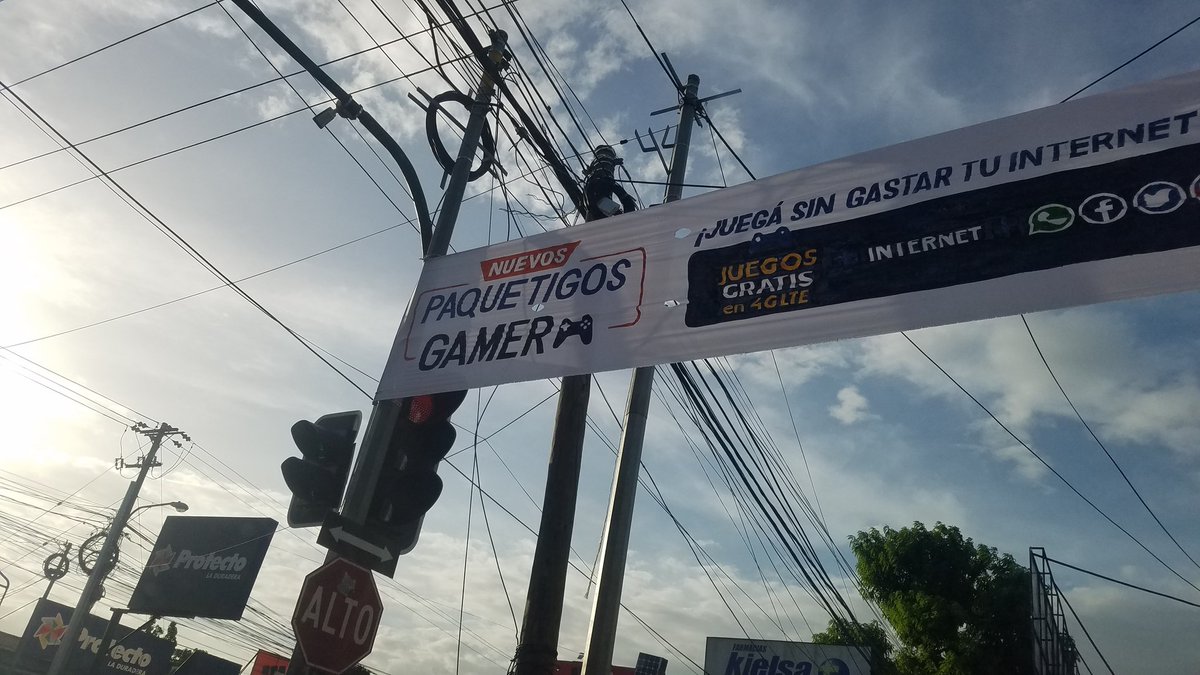 basai_'s tweet photo. No se quien tiene la culpa, si las empresas que instalan los rotulos, o las que indican el lugar donde instalarlas, estas mantas deberían ser prohibidas 🤷🏻‍♂️ .. Esta por ejemplo, tapando un semáforo. @Tigo_Nicaragua https://t.co/B8LWIjYLHe
