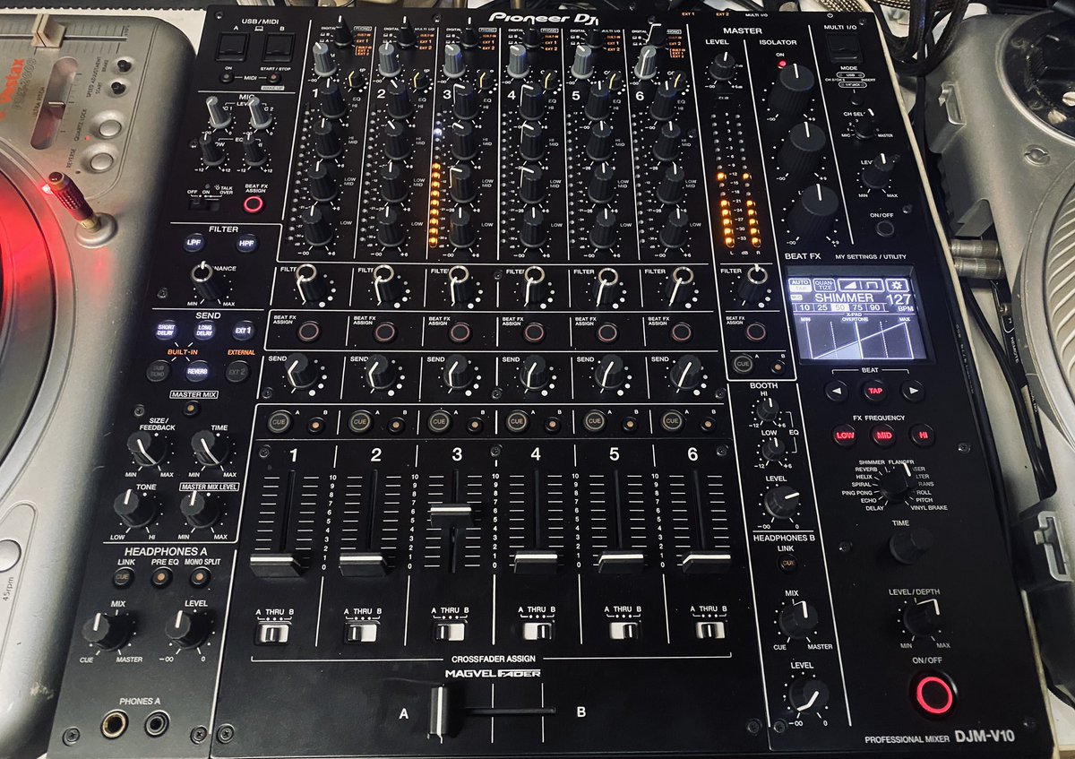 DJKENSAY's tweet photo. Future Terrorのノブくんに当日のミキサー'PioneerのV10ですよ'って言われて、'現場で使った事ないよ'って言ったら速攻自分のものを送ってきてくれたから(オーガナイザーとしても素晴らしい)家でいじってるんだけど、これは遊びがいがあってめちゃ楽しいです✨

使っても3チャンだけど🎧 https://t.co/PkXUs6770D