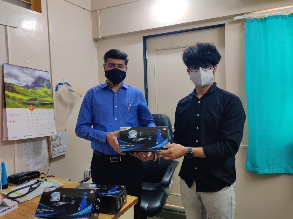 PIBMumbai's tweet photo. #Healthcare Workers get 'cool' #PPE Kits

'Cov-Tech Ventilation System' is like sitting under the fan while you are inside the PPE 

- Nihaal Singh Adarsh, a 19-year old
student innovator from #Mumbai

Read how his mother's struggle inspired him 👉https://t.co/JfxoAiuahI https://t.co/9Z6zulj0h4