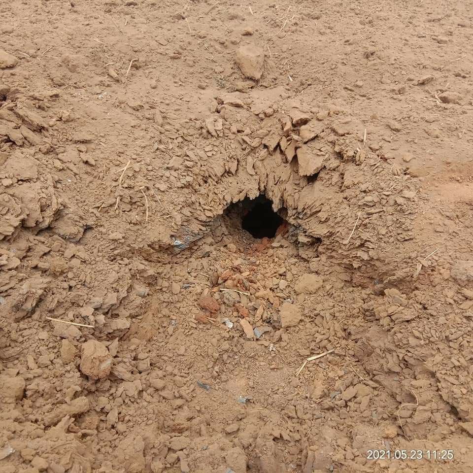 nslwin's tweet photo. MOEBYAEL, Shan State:

An elderly woman was wounded by artillery shells fired by Terrorists (Myanmar security forces) at around 11:15am. 

#May23Coup #WhatsHappeningInMyanmar #MilkTeaAlliance https://t.co/pP4QEL8FSf