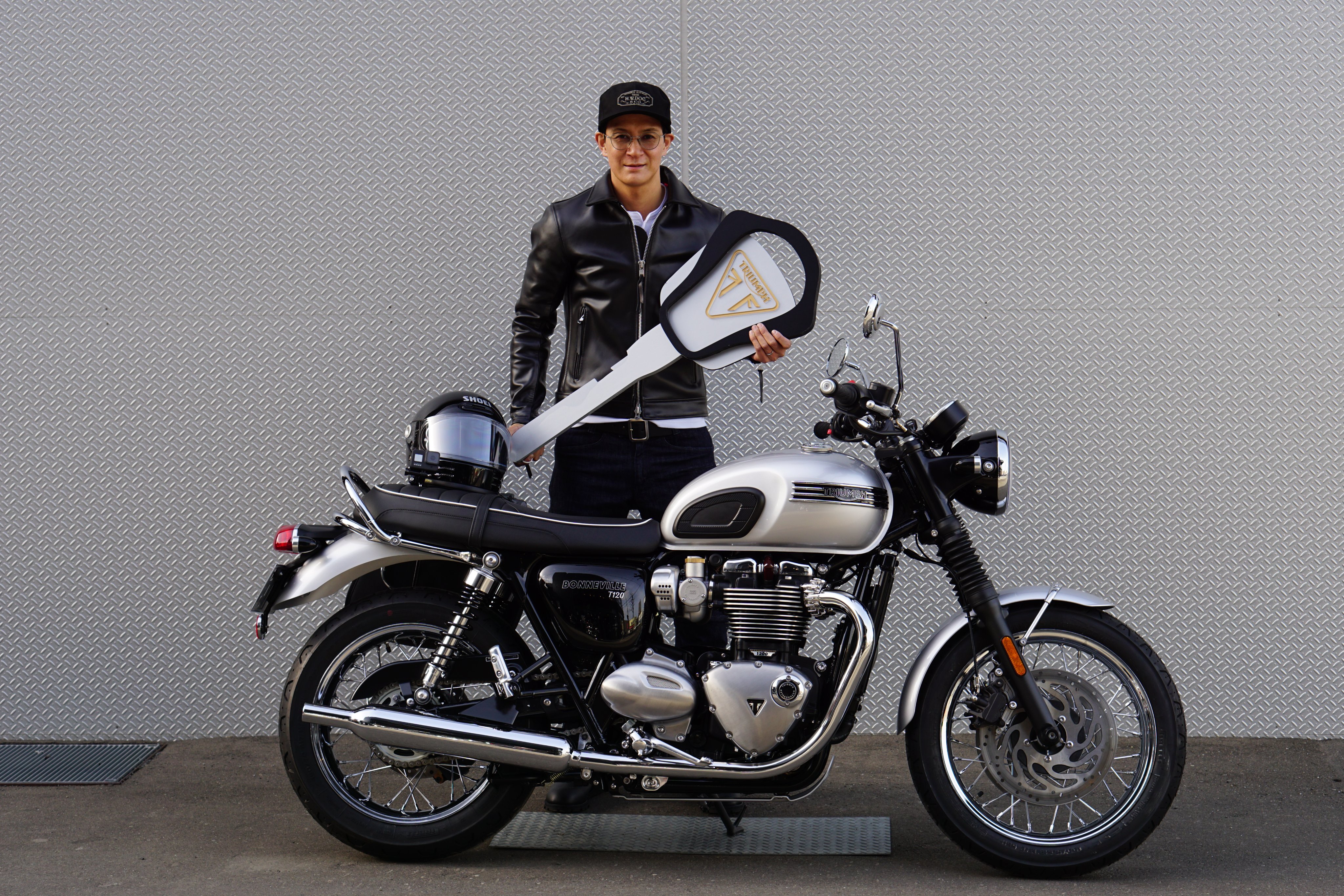 トライアンフ　T140 タンクエンブレム　 Triumph 　ボンネビル 未開封美品】トライアンフ タンクエンブレム Triumph ボンネビル