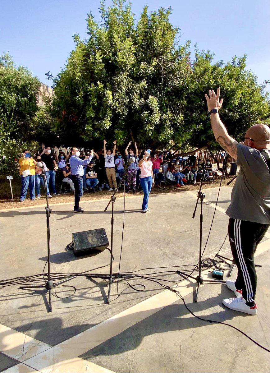 lucariello_luca's tweet photo. È da un po’ che con le scuole di Palermo stiamo scrivendo canzoni per commemorare le vittime della strage di #capaci. Oggi le cantiamo dove tutto è accaduto. #23maggio #QS15 #AntonioMontinaro #RoccoDicillo #VitoSchifani #FrancescaMorvillo #GiovanniFalcone https://t.co/d3c4yPD1rd