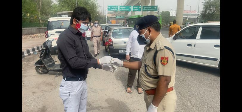 ACPAshishKumar's tweet photo. Educating All lockdown Violators to follow Covid Appropriate Behaviour.  
Requesting them to #StayHomeStaySafe,  #Stay6feetawayfromall, #StayHealthyStayhappy &amp; help our country to break the chain of #COVID19 to end #CoronaPandemic from our County.
@dcpouter  @DelhiPolice @CPDelhi https://t.co/cvuz3ykdNW