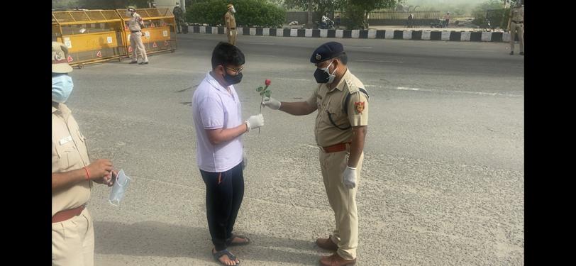 ACPAshishKumar's tweet photo. Educating All lockdown Violators to follow Covid Appropriate Behaviour.  
Requesting them to #StayHomeStaySafe,  #Stay6feetawayfromall, #StayHealthyStayhappy &amp; help our country to break the chain of #COVID19 to end #CoronaPandemic from our County.
@dcpouter  @DelhiPolice @CPDelhi https://t.co/cvuz3ykdNW