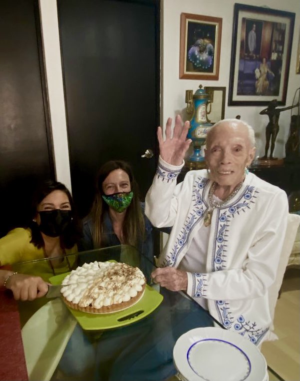 Cantándole las mañanitas a #helviamartinez #LaDianaCazadora #100años