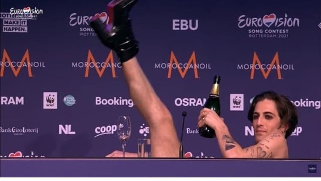 masaicheee's tweet photo. “DiSqUaLiFiCaTiOn FoR ItAlY”
Meanwhile the Italian lead singer:
#Eurovision https://t.co/qRN4iuVqmo
