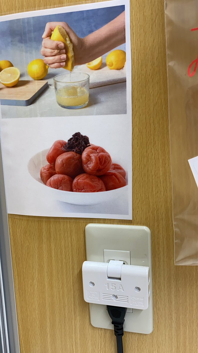 Pcr検査の唾液採取ブースに なるほど なものが貼られていた パワープレー好き 人間の条件反射をよく理解している Togetter