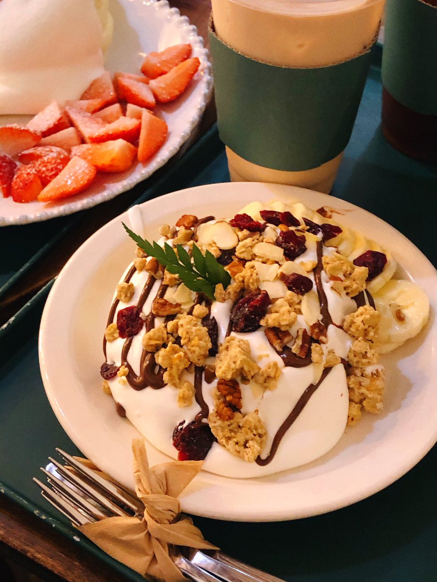 list_yang's tweet image. [ 선유도 ] 피크니크
수플레 팬케익, 스콘, 에그타르트, 다쿠아즈 등 다양하고 맛있는 디저트를 판매하는 곳이다. 바나나 수플레가 특히 맛있다. 에그타르트는 부드럽고 크고 풍미도 좋다. 피크닉 세트도 대여해주고 있어서 한강갈때 픽업해가기도 좋다.