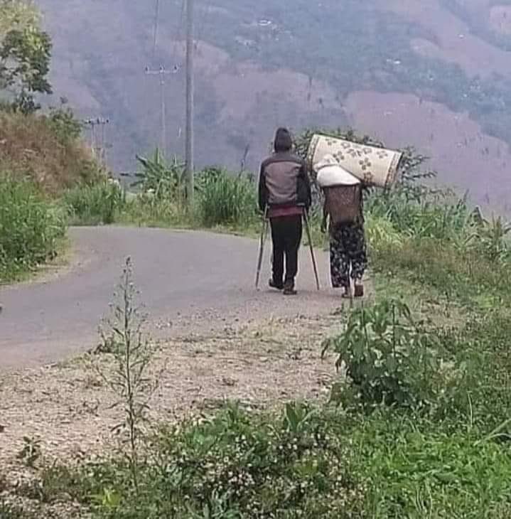An elderly couple fleeing from MINDAT, Chin State to a safe place to escape the brutality of Terrorists (Myanmar security forces).

#May23Coup #WhatsHappeningInMyanmar #MilkTeaAlliance