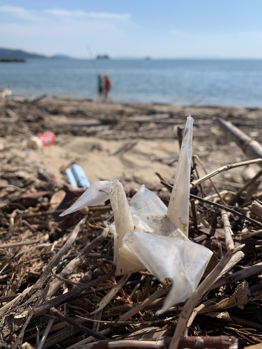 aicecreaming's tweet photo. 海でゴミを見つけたら拾って帰ろうね。
誰かのゴミは海の生物の命を脅かし、人間の体にも影響があります。
#マイクロプラスチック
#stopmicroplastic
#芦北
#Japan https://t.co/yPSu5GGk5u