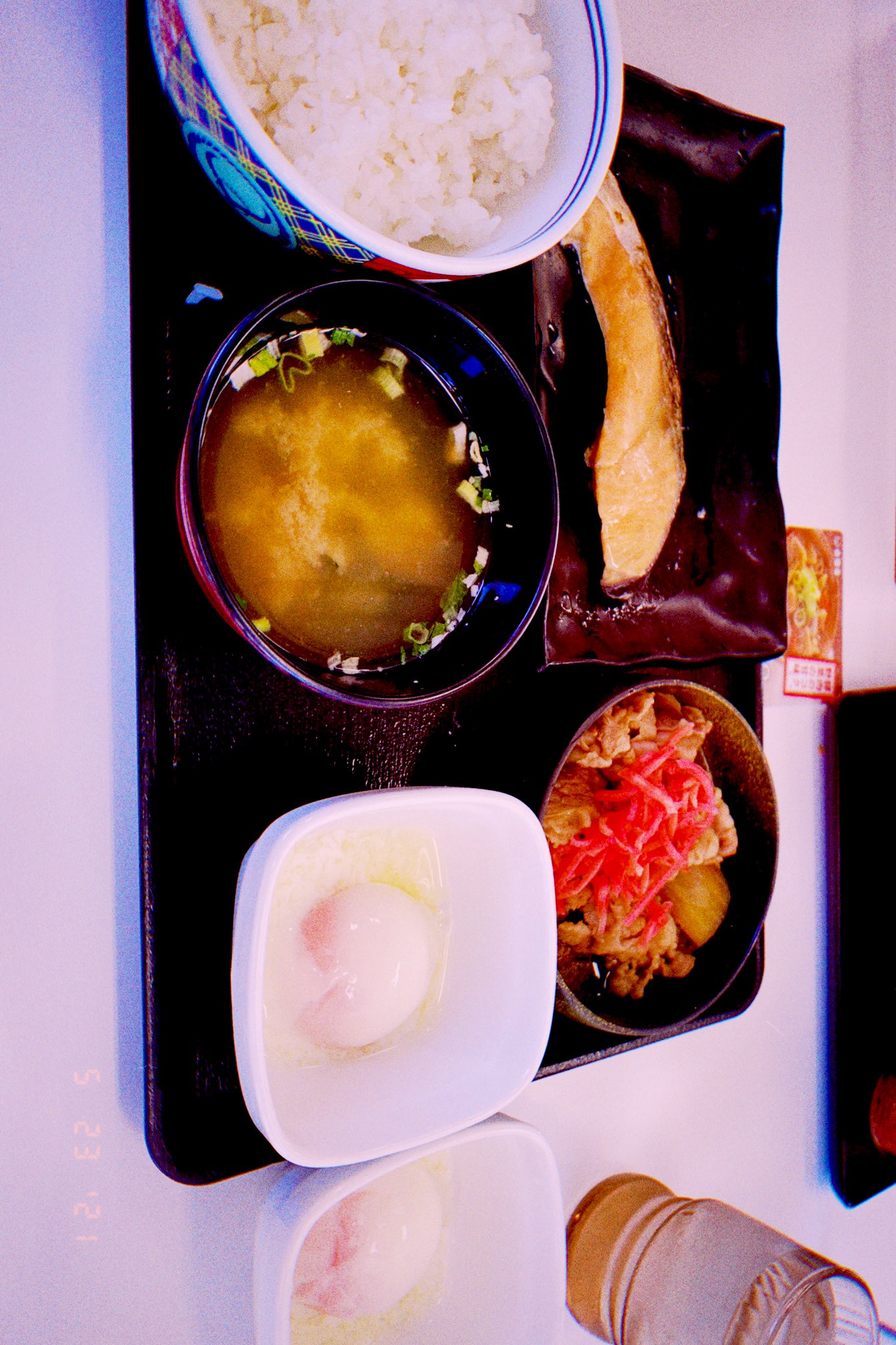 永山瑛太 たら 注文したものが目の前に並んだ が あの生卵は 捨てられてしまったのか あ メニューをみたら 温泉卵 など 無い 半熟卵だ あの男の子は悪くない 私も そんなに悪くない おあいこ T Co Pecvnhvisa Twitter