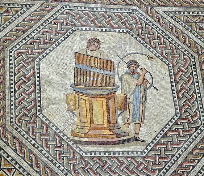 ArcheoLogica's tweet photo. #23maggio Nell’antica #Roma si celebrava il “tubilustrium”, rito in cui i sacerdoti Salii suonavano le tubae sacre, costruite originariamente da Vulcano ed utilizzate nelle operazioni militari.
Nell’immagine, un suonatore di tuba e di organo da un mosaico da Nenning (Germania) https://t.co/3Zk8T6kbDt