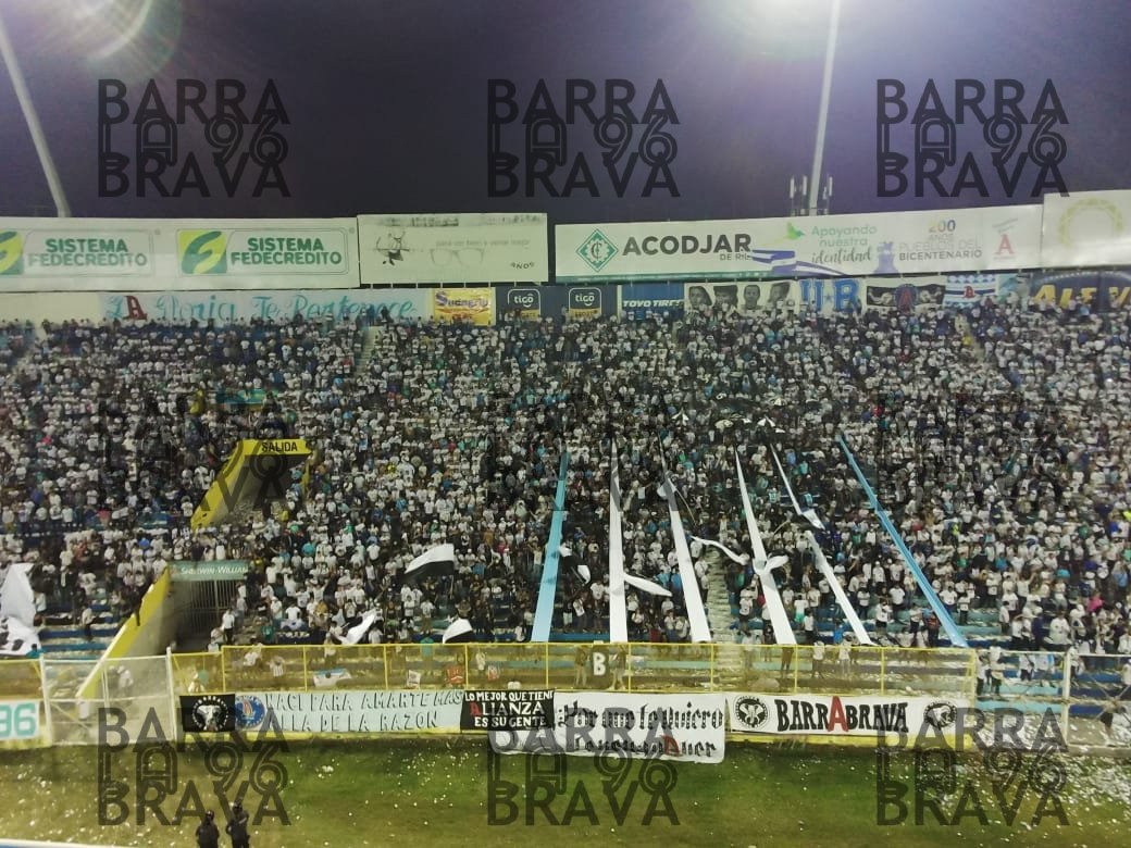 BarraBrava_AFC's tweet photo. ¡ALIANZA Y NADA MÁS CORRE EN MIS VENAS!
Una noche de fiesta y carnaval junto a la 96, el objetivo se logró, una vez más estamos en la final, todos juntos rumbo al TRICAMPEONATO 🏴🏳️
#SomosElCorazonDeAlianza
#ElTriCampeonatoEsMiObsesión https://t.co/GMmPtohLKf