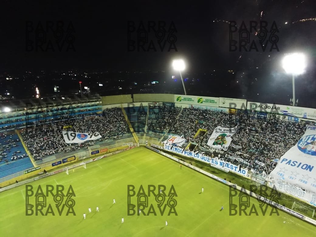 BarraBrava_AFC's tweet photo. ¡ALIANZA Y NADA MÁS CORRE EN MIS VENAS!
Una noche de fiesta y carnaval junto a la 96, el objetivo se logró, una vez más estamos en la final, todos juntos rumbo al TRICAMPEONATO 🏴🏳️
#SomosElCorazonDeAlianza
#ElTriCampeonatoEsMiObsesión https://t.co/GMmPtohLKf