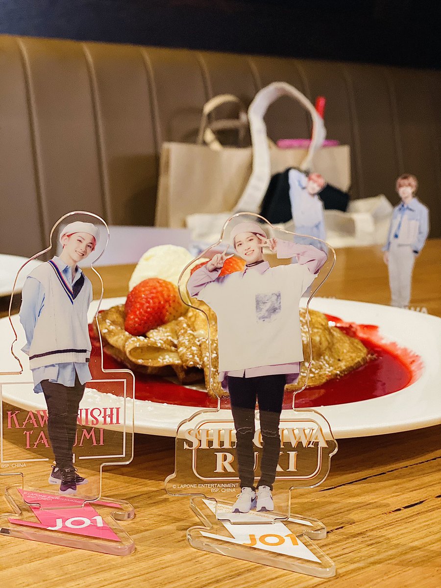 MayoraaThirteen's tweet photo. As usual had an in depth discussion about our boys for like 3 hours with @stanchocoberry ๐ Happy our ruki and takumi standees finally got to meet.
#SydJAM #JO1 https://t.co/bpAJGGWg8y