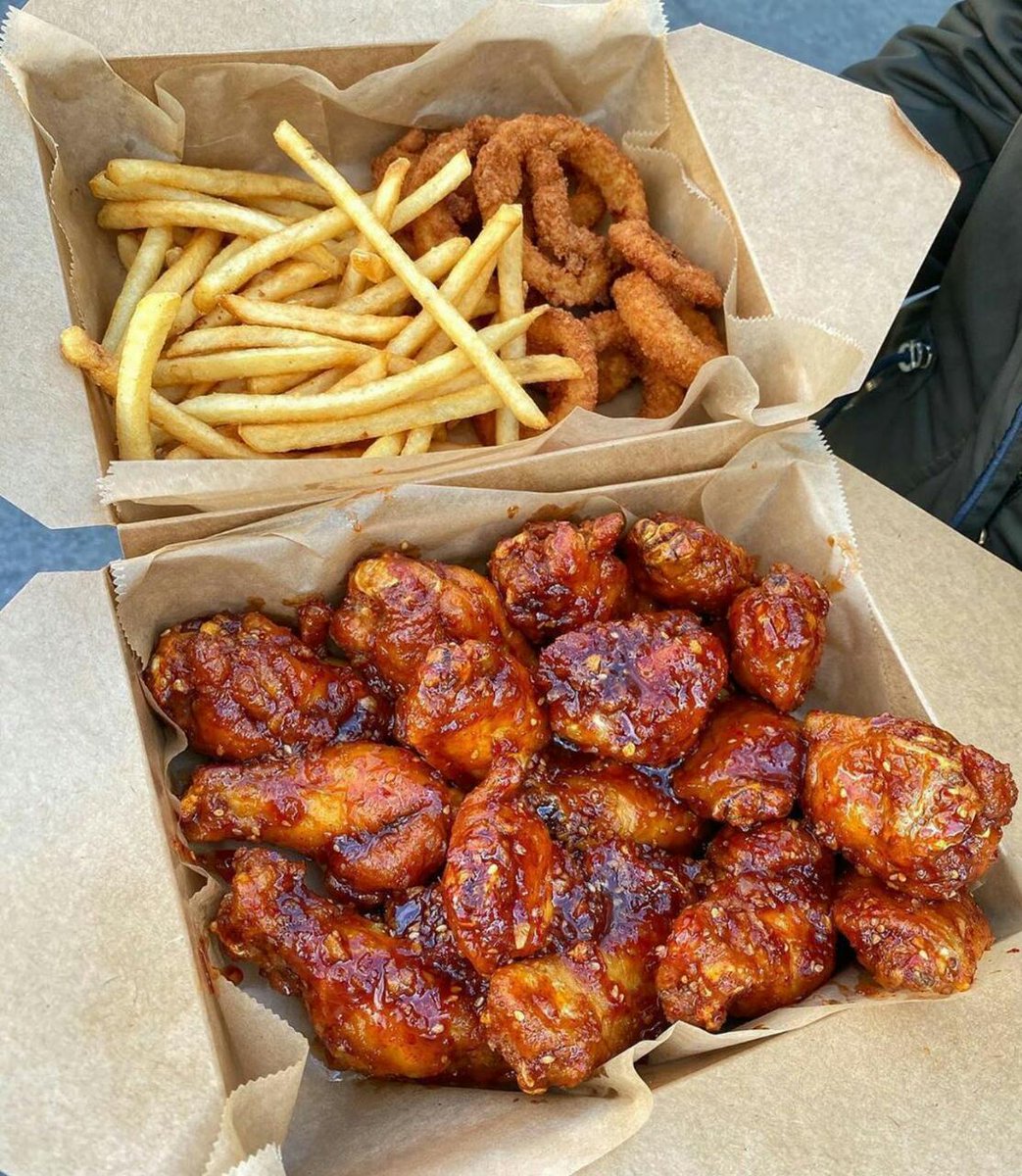 ribsandwingske's tweet photo. Deliciously flavourful #wings accompanied by periferi fries &amp; coated onion rings😋 Who's in? Dial 0115 858 384 &amp; they'll fly your way in minutes!

#chickenwings #wings #flavour #flavourfulwings #ribsandwingske #wingstagramers #instagram #foodie #dialadelivery #homedeliveries https://t.co/vAFezHbgPJ