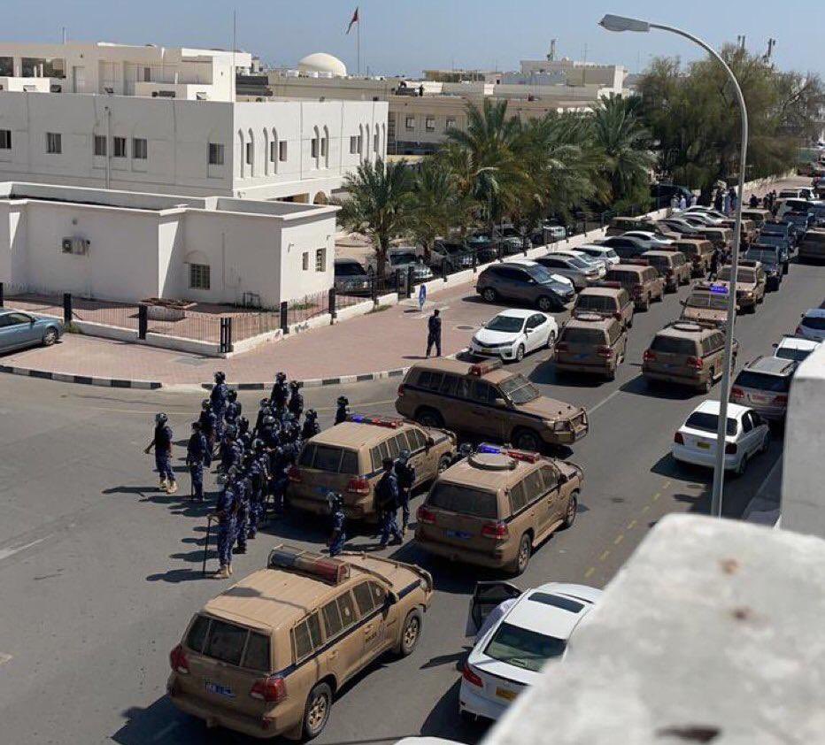 الصورة توضح الفرق بين ٢٠١١ و ٢٠٢٠ ، و كيف انه البلاد ركزت اهتمامها ع قوتها العسكرية لقمع الشعب بدل ما تهتم بالعقول البشرية 🙂 #صحار