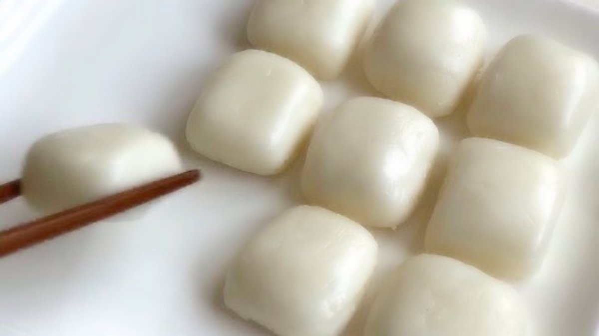 hooniesluvv's tweet photo. how to make a mochi❔ https://t.co/HlTIO9iJut