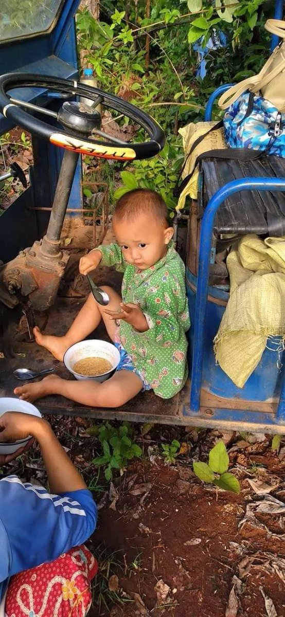 nslwin's tweet photo. As Terrorists (Myanmar security forces) have been continuously firing artillery and mortar in several towns in Karenni (Kayah) State, people had to flee and taking refuge in the forest.

#May23Coup #WhatsHappeningInMyanmar #MilkTeaAlliance https://t.co/VKHMwU0xXr