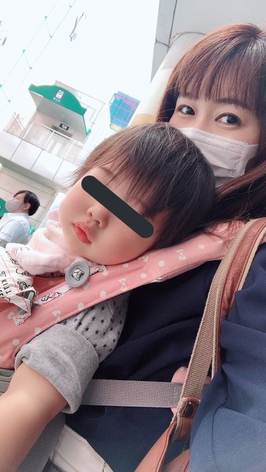 #木村花またね  娘と行ってきました。 入場のときお母様の木村響子さんが「かわいい！」と娘のほっぺをつんとしてくださいました。 会場は終始明るく盛り上がってたけど最後は涙がとまりませんでした。 膝の上の娘を見たらますます涙が止まらず今も帰宅してたくさんの人のツイートでさらに号泣してる。<a href="/tag/%E6%9C%A8%E6%9D%91%E8%8A%B1%E3%81%BE%E3%81%9F%E3%81%AD"class="tags">#木村花またね</a>