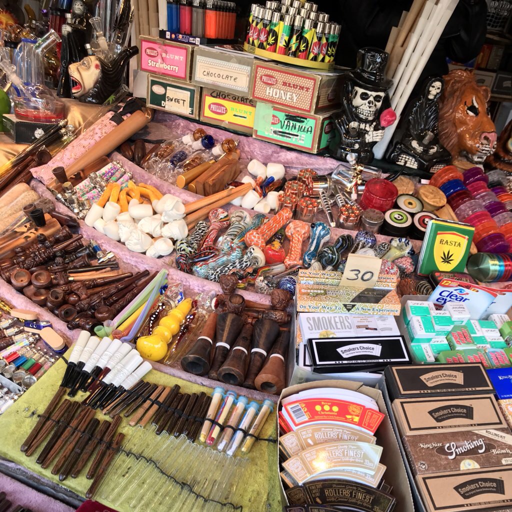 ひろえ ドバイ コペンハーゲンの中心部にある自治区 クリスチャニア デンマークでは違法とされている大麻を売っ たり吸ったり自由にできる場所で雑草のようにマリファナがたくさん生えてました 住民はとてもハッピーで 愉快な人ばかり たまたま一緒に