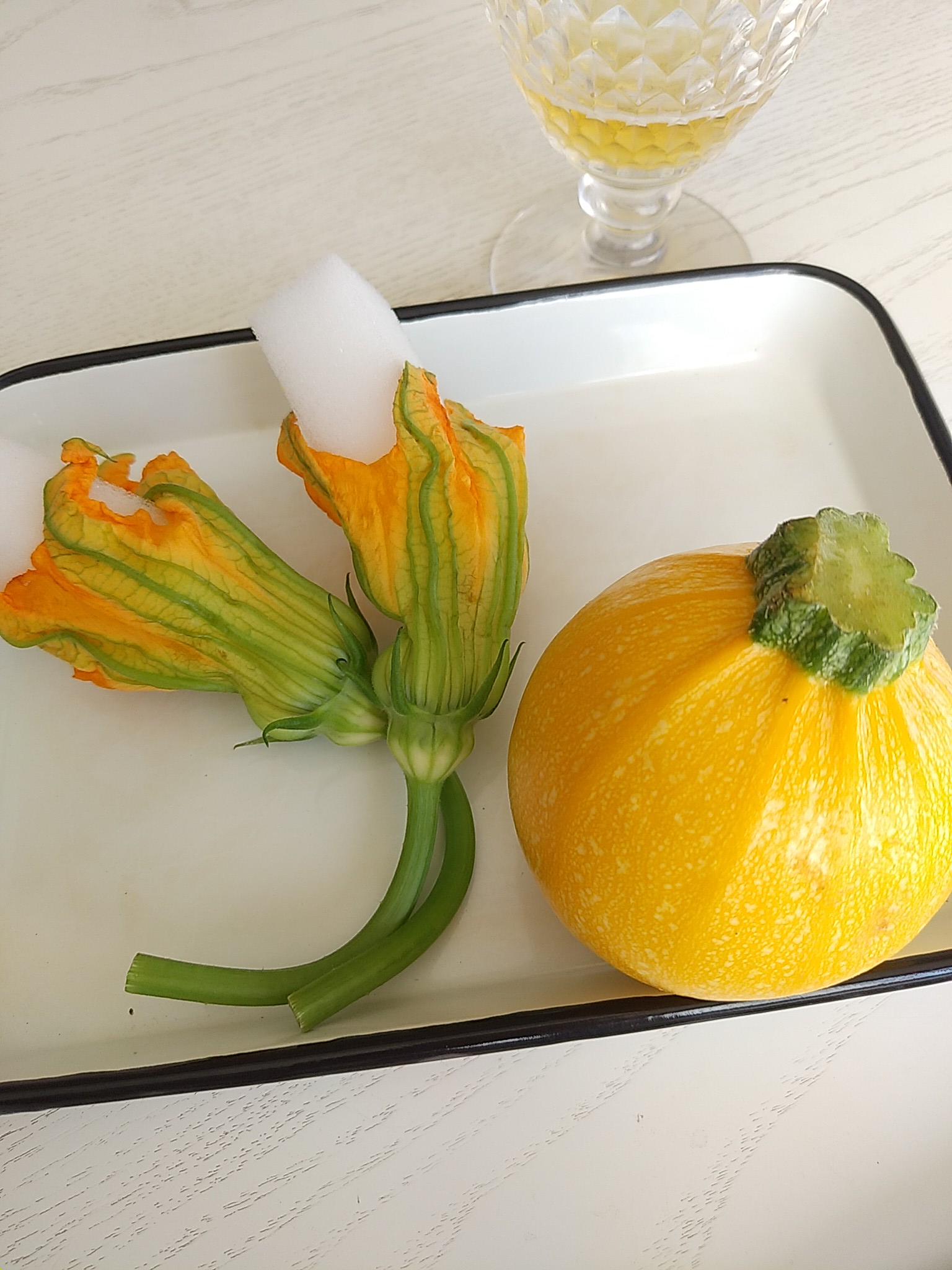 ミオ ズッキーニの花なんだって イタリア料理店からの流れもの というのを買った 食べ方 聞いたら 詰め物して揚げたらおいしいと だが私にはそんなスキルはない おすすめ食べ方あったら教えてちょんまげ 隣のは丸ズッキーニだって いろんな野菜がある