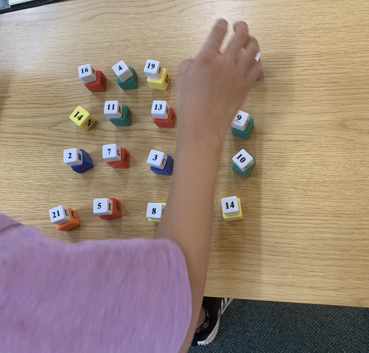 tacktackshine's tweet photo. 子どものビジョントレーニング指導は、やってるこっちも楽しい
トレーニングやりながら、学校のこと、ともだちのこと
色々話してくれる
そうやって子どもを多角的な視点でとらえていくことも大切だと思う
#ビジョントレーニング #子どものビジョントレーニング #informationdensity #ワーキングメモリ https://t.co/AZ9w2caeIF
