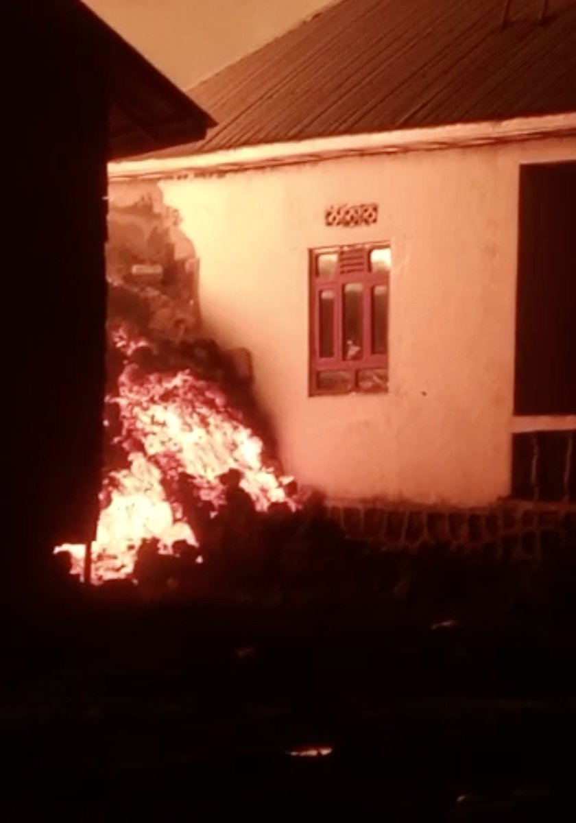 MGasinski's tweet photo. Wybuchł #Nyiragongo, jeden z najbardziej aktywnych #wulkan.ów Afryki. U jego podnóża leży Goma, stolica prowincji Północne Kivu, zamieszkiwana przez 670 tys. mieszkańców. W mieście nie ma prądu, ludzie uciekają z domów w kierunku pobliskiej granicy z Rwandą. https://t.co/MdKuM7hsY4