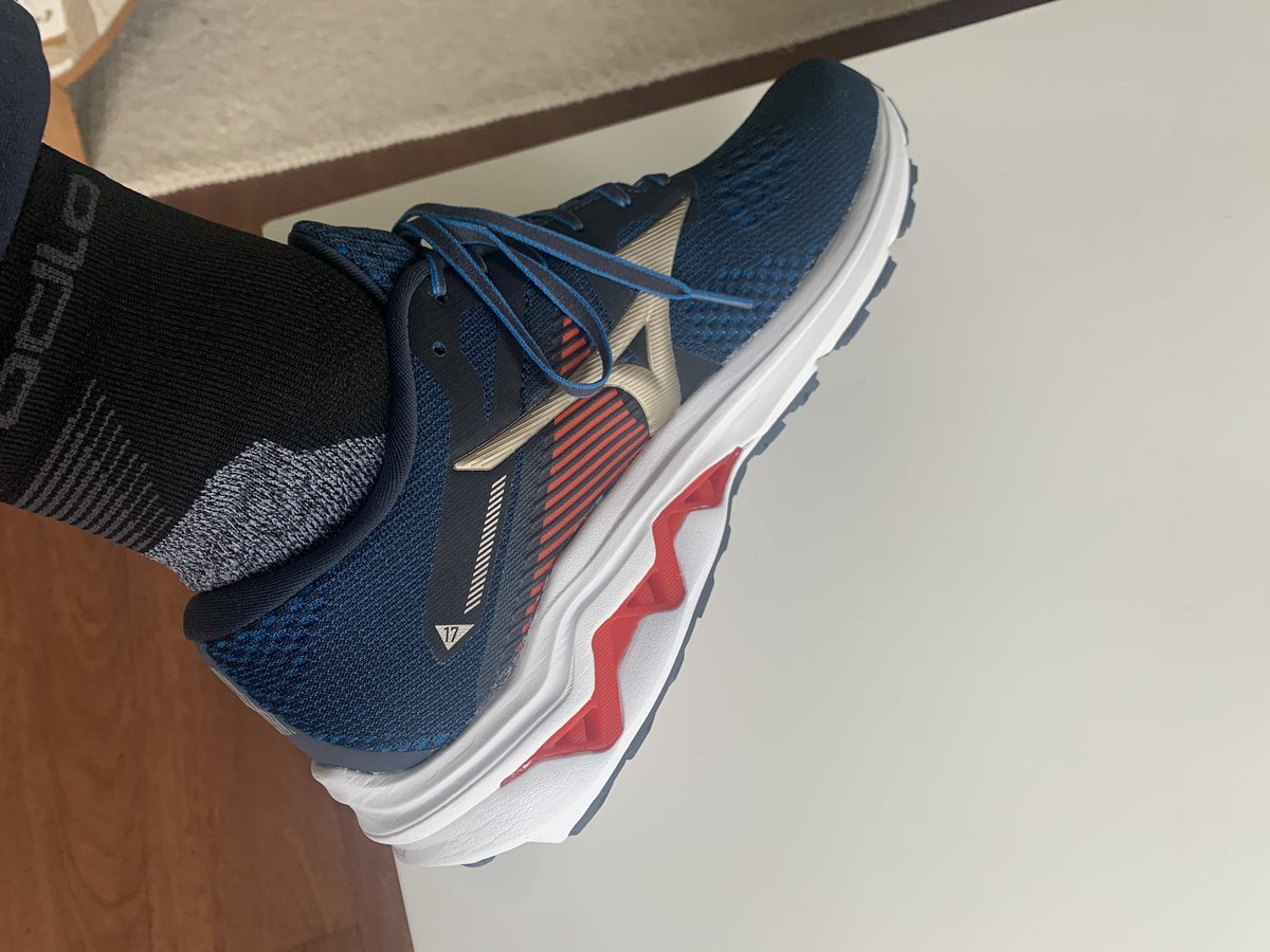 Morning!
Time to test my new #Mizuno running shoes.
Thanks <a href="/Run2DayHRLM/">Run2DayHRLM</a> for the advice