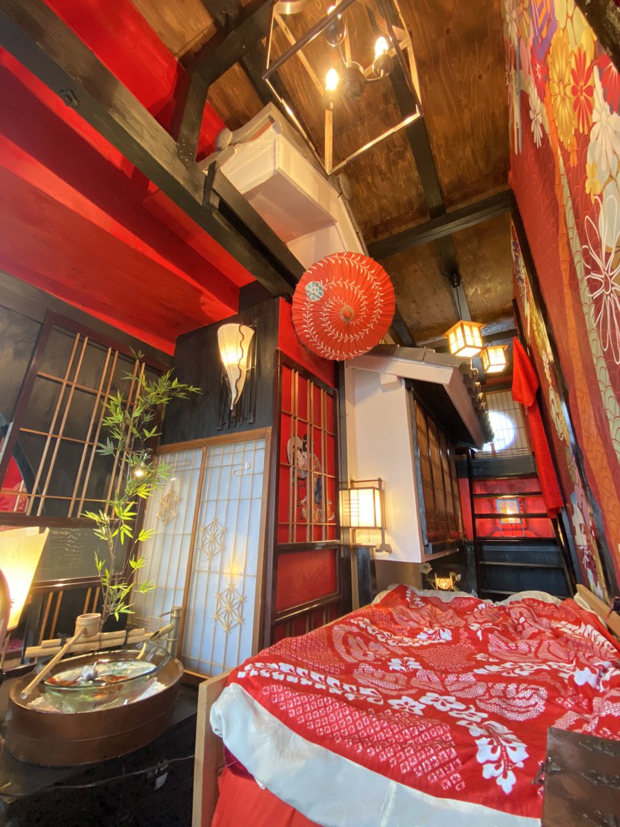 roxo0077's tweet photo. 母の創作意欲に慣れて、感覚麻痺してきていますが、私は“屋内に”瓦屋根があり、“屋内に”橋がかかっている異世界のような家に住んでいます。 https://t.co/uzJOn1yt7K