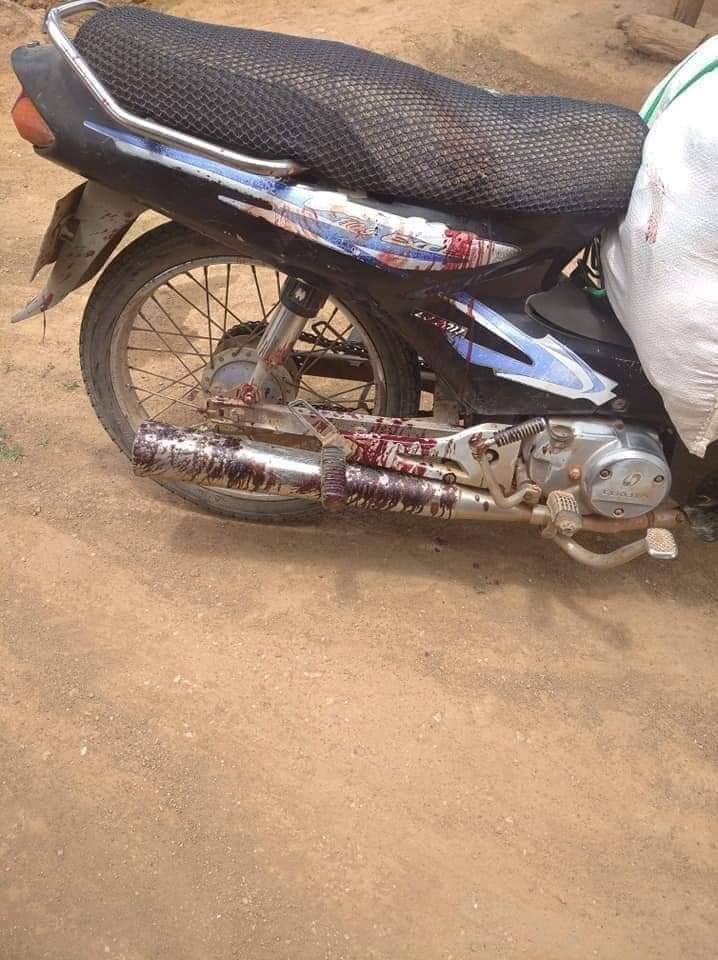 KhaingSt's tweet photo. A woman was shot in the right arm by a military council in Kayan,Thar Yar Htee Yee village today at 12:40 pm.
tw // blood
#WhatsHappeninglnMyanmar
#May23Coup https://t.co/ri1Ga0s56E